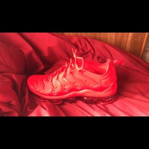 Vapormaxes red